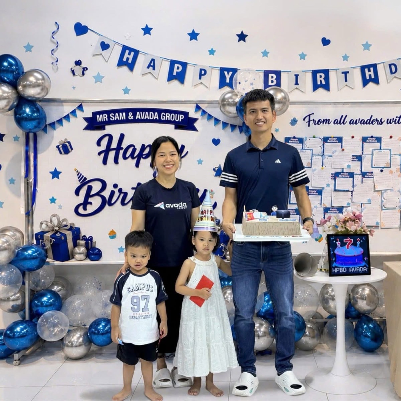 Mr Sam cùng gia đình tại buổi tiệc sinh nhật