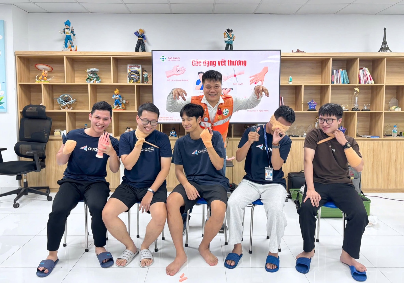 Các Avaders thực hành băng bó vết thương