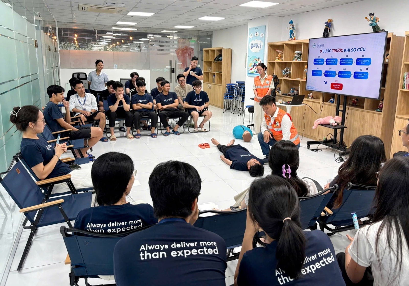 Các Avaders thực hành hồi sức tim phổi CPR cùng mô hình