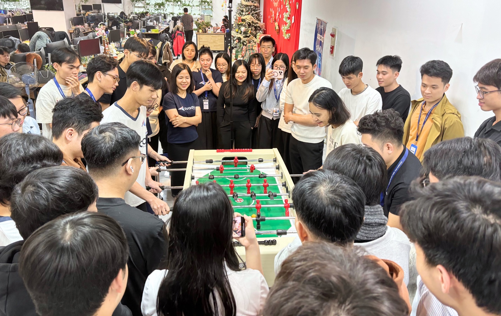 Không khí cổ vũ sôi động quanh bàn bi lắc