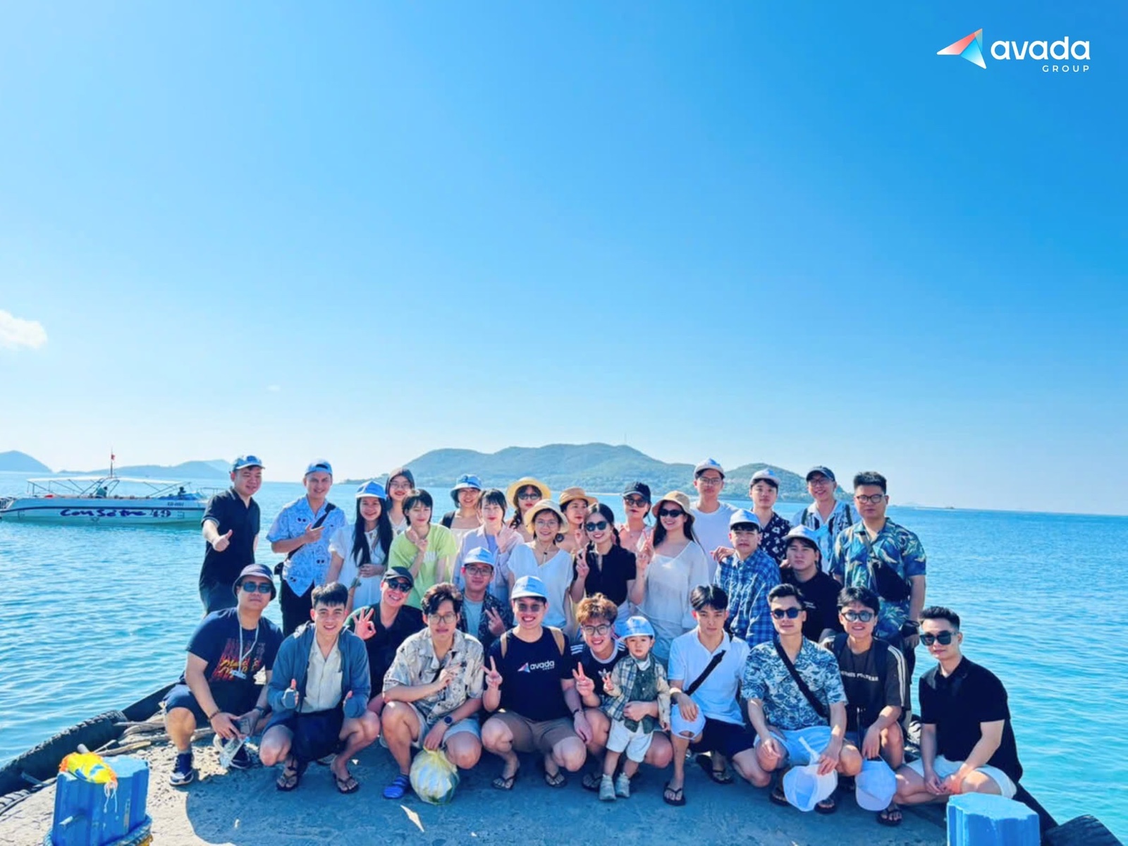 Cả đoàn trên đảo giữa biển xanh Nha Trang