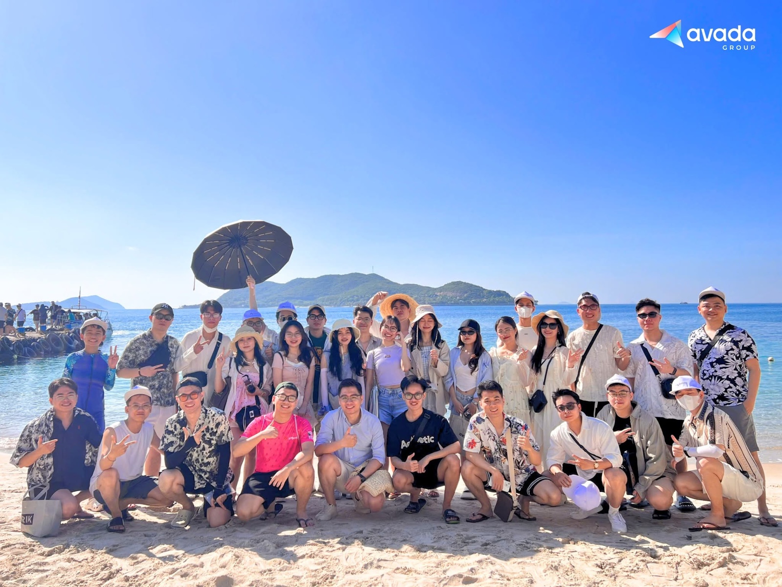 Cả đoàn dừng chân trên bãi biển Nha Trang