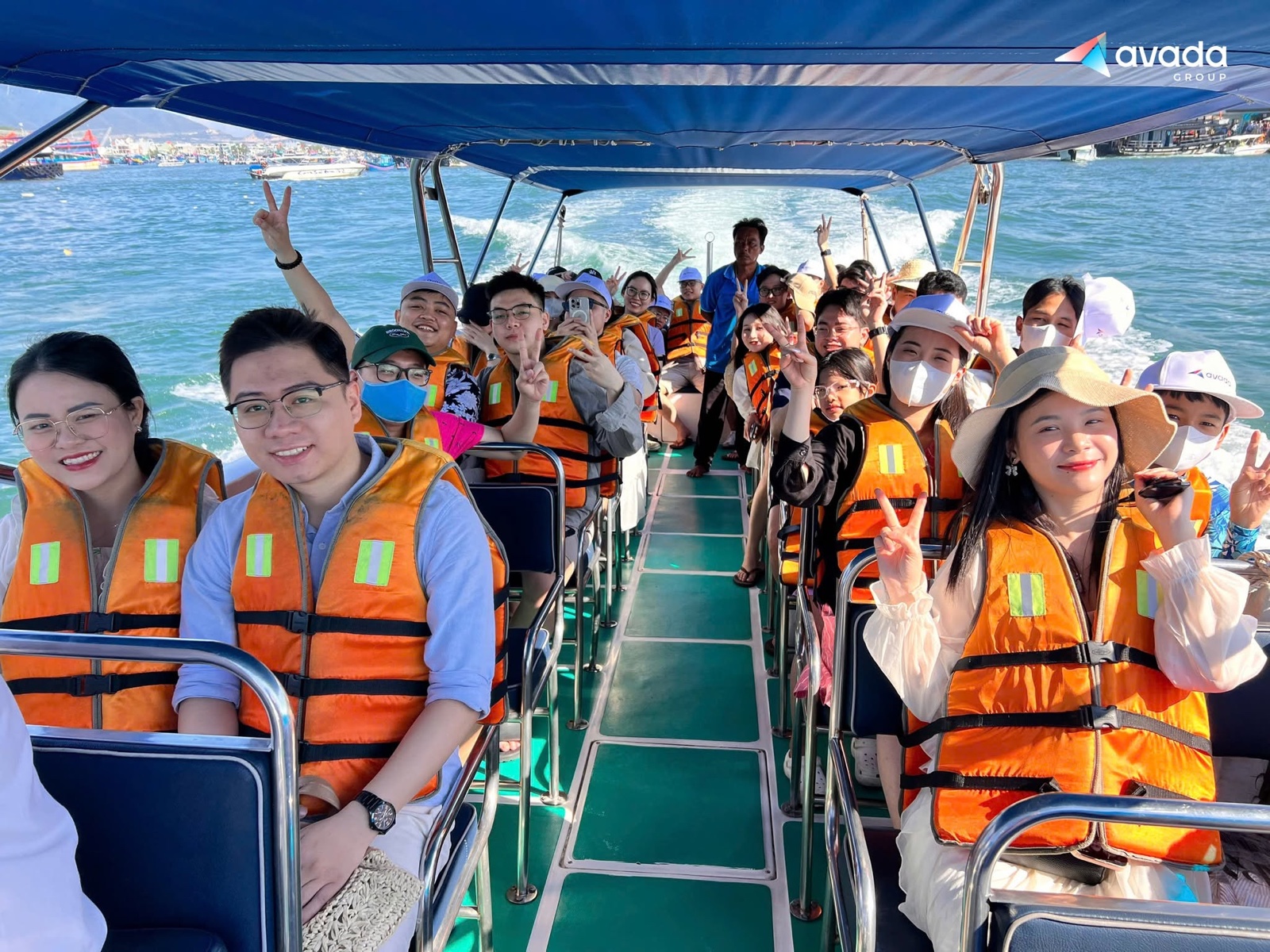 Không khí náo nhiệt trên chuyến ca-nô ra khơi