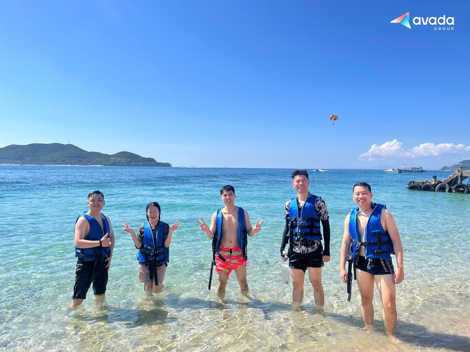 Các Avaders vui đùa giữa làn nước biển trong vắt