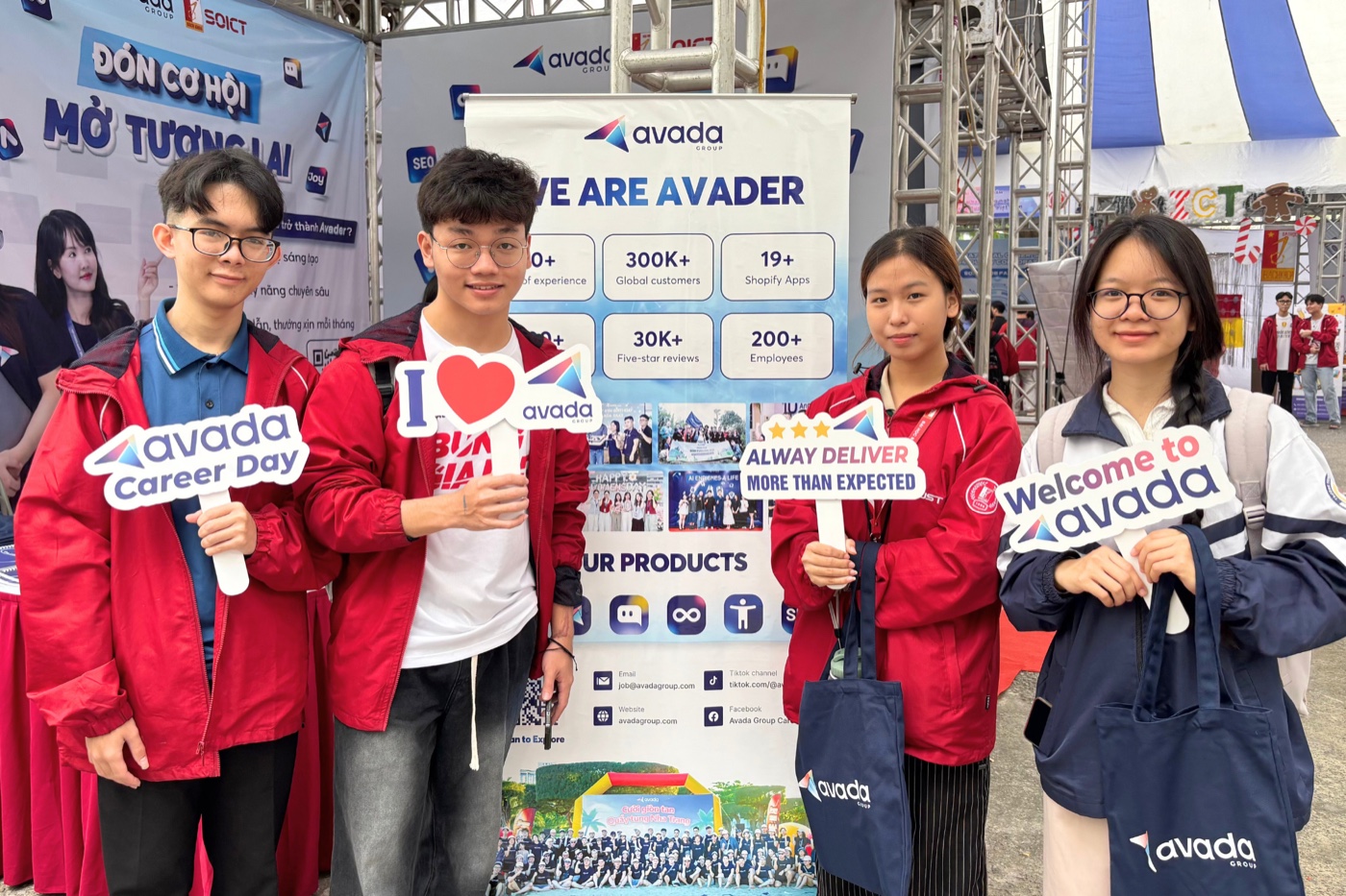 Sinh viên hào hứng tại gian trại Avada