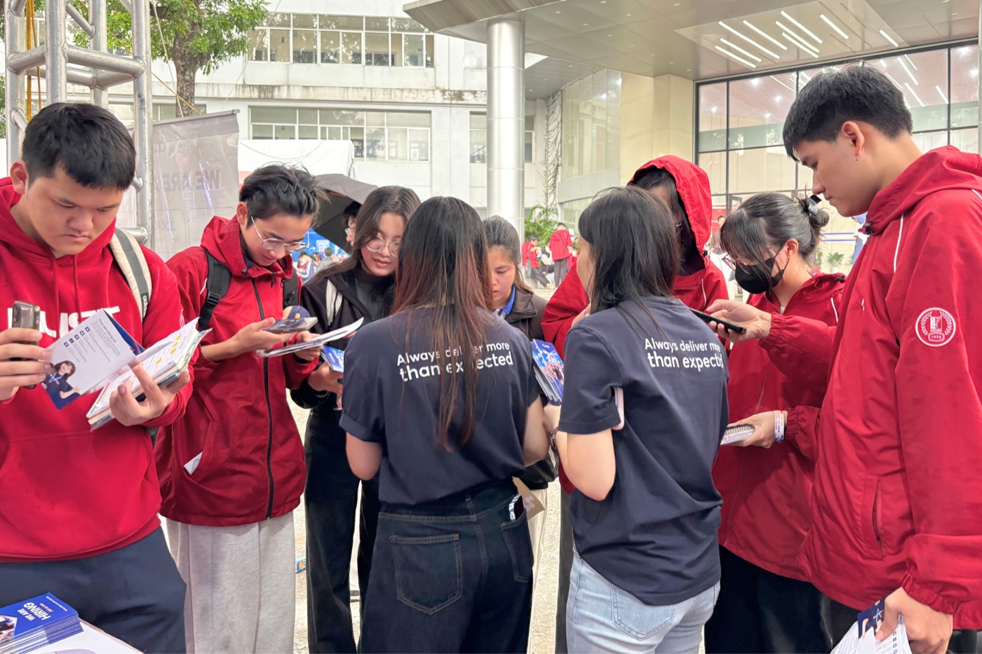 Sinh viên tìm hiểu thông tin tuyển dụng từ Avada Group