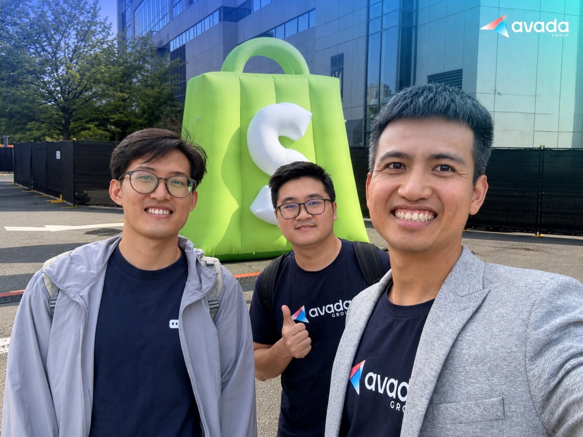 Đại diện Avada Group bên biểu tượng Shopify tại sự kiện
