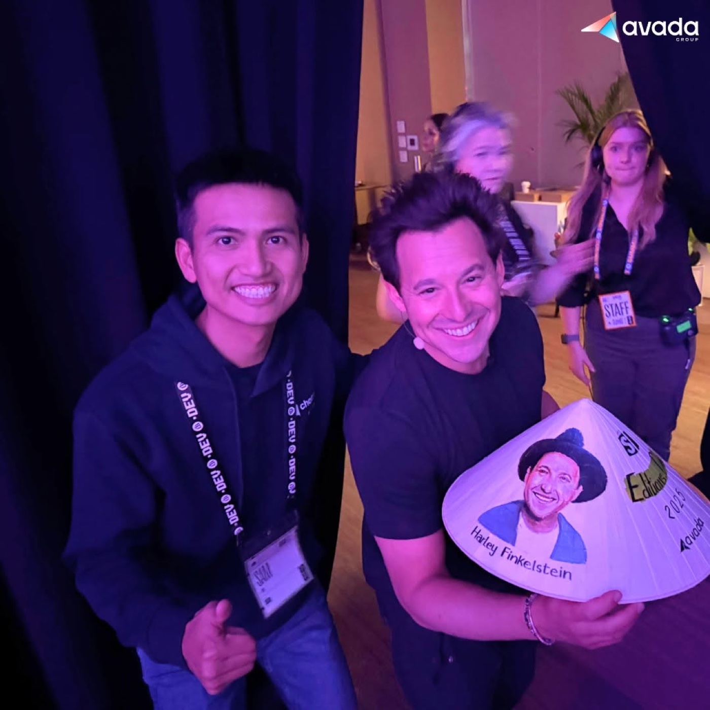 Đại diện Avada trao tặng nón lá vẽ chân dung tới Chủ tịch Shopify Harley Finkelstein